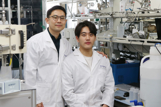 안정성을 실용화 가능 수준으로 높인 아민 기반 이산화탄소 흡착제를 개발한 KAIST 생명공학과 최민기 교수(왼쪽)와 최우성 박사과정생. KAIST 제공